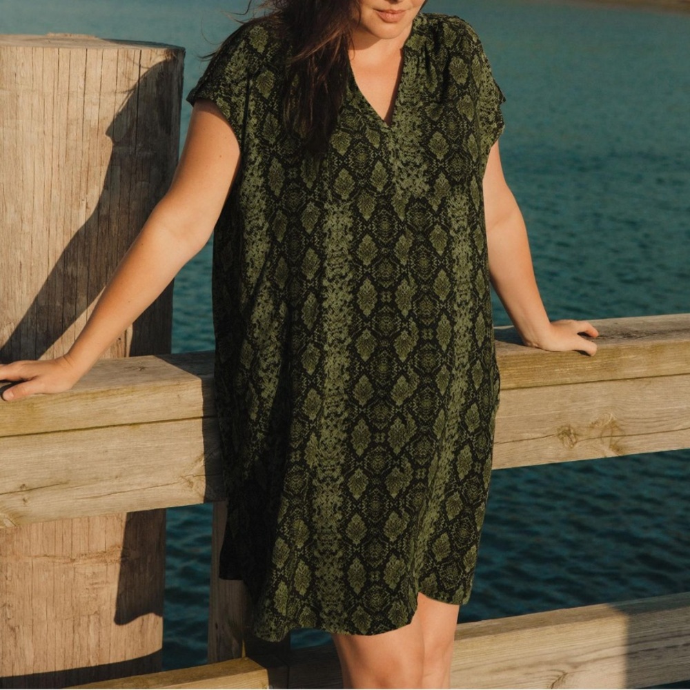 BY ANTHROPOLOGIE Rachel Tunic Dress in Green Motif Snake Print
